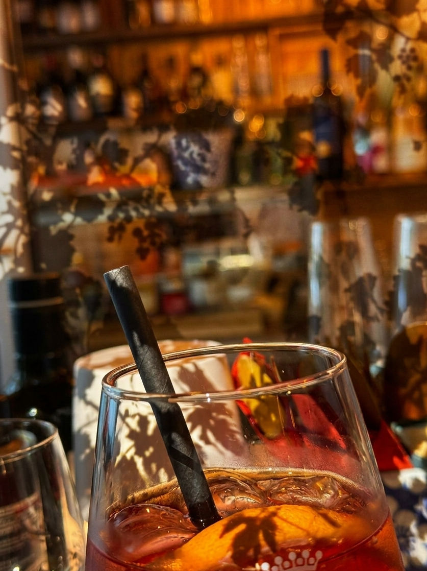 Impressionen mit einem Cocktail im Vordergrund