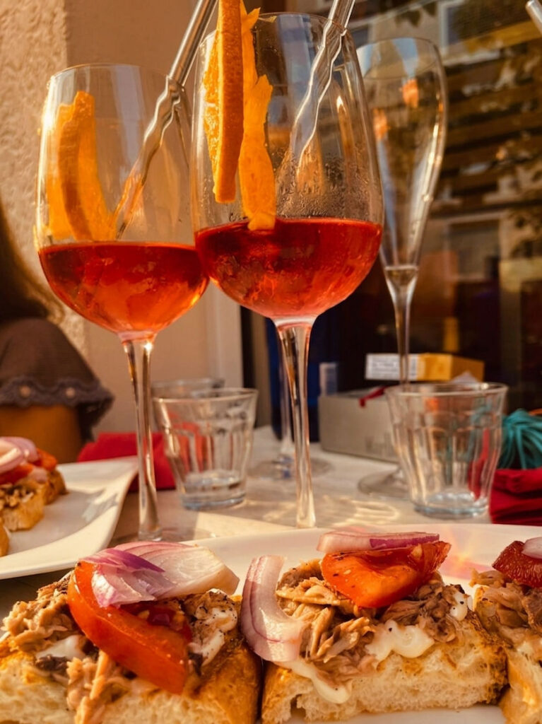 Häppchen mit frisch importierten italienischen Spezialitäten